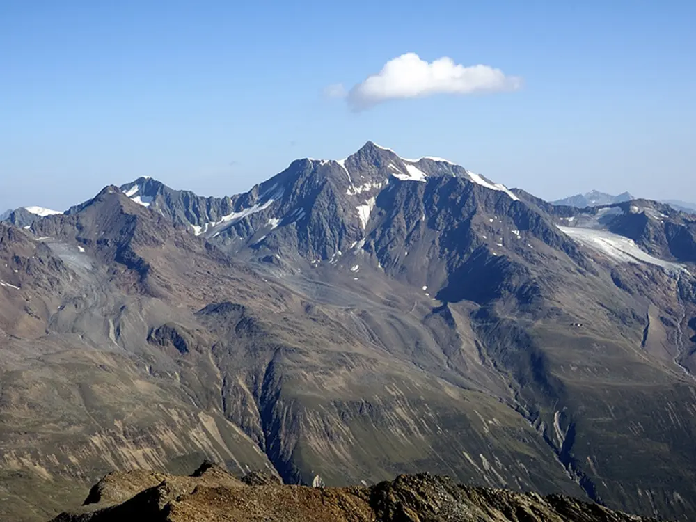 Die Wildspitze von der Kreuzspitze aus fotografiert