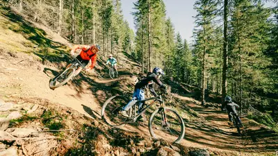 Radfahrer bei der Abfahrt vom Singletrail am Hochzeiger im Pitztal