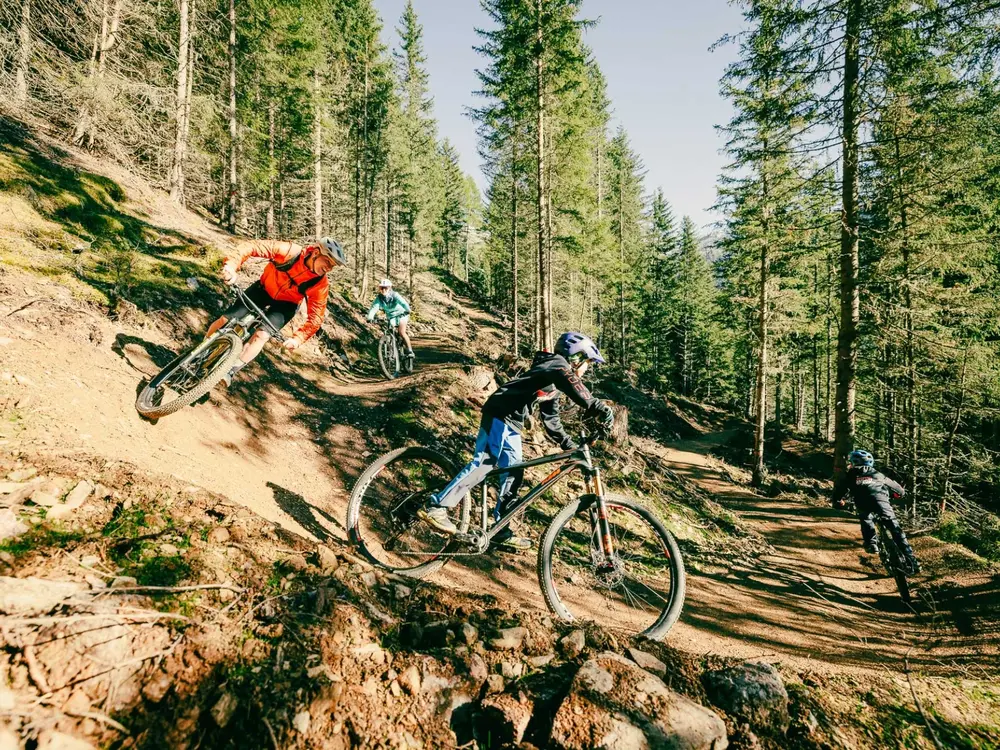 Singletrail am Hochzeiger im Pitztal, Radfahrer bei der Abfahrt