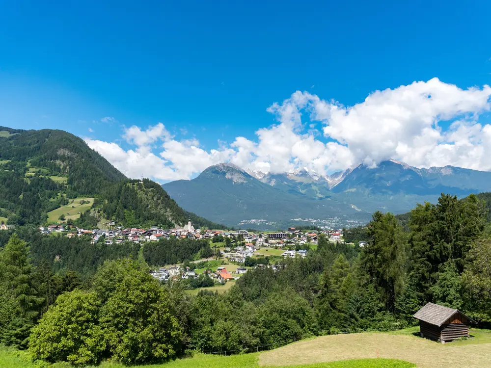 Luftaufnahme von Arzl im Sommer