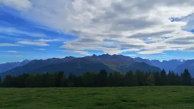Venetalm mit Blick zum Hochzeiger