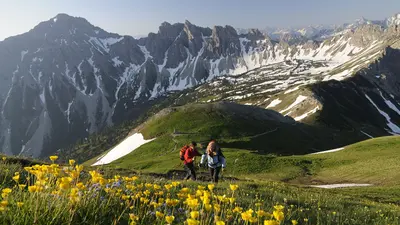 Wanderer beim Aufstieg zur Schochenspitze