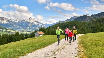 Familie beim Wandern im Tannheimer Tal