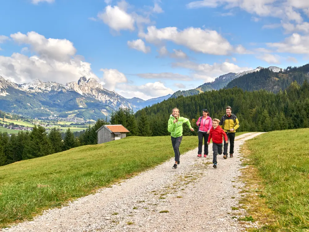 Familie beim Wandern im Tannheimer Tal