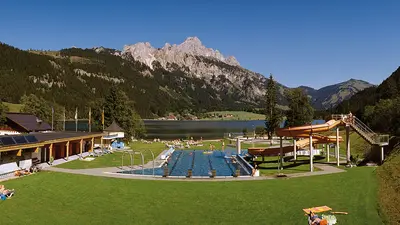 Blick auf das Freibad Haldensee mit Rutsche