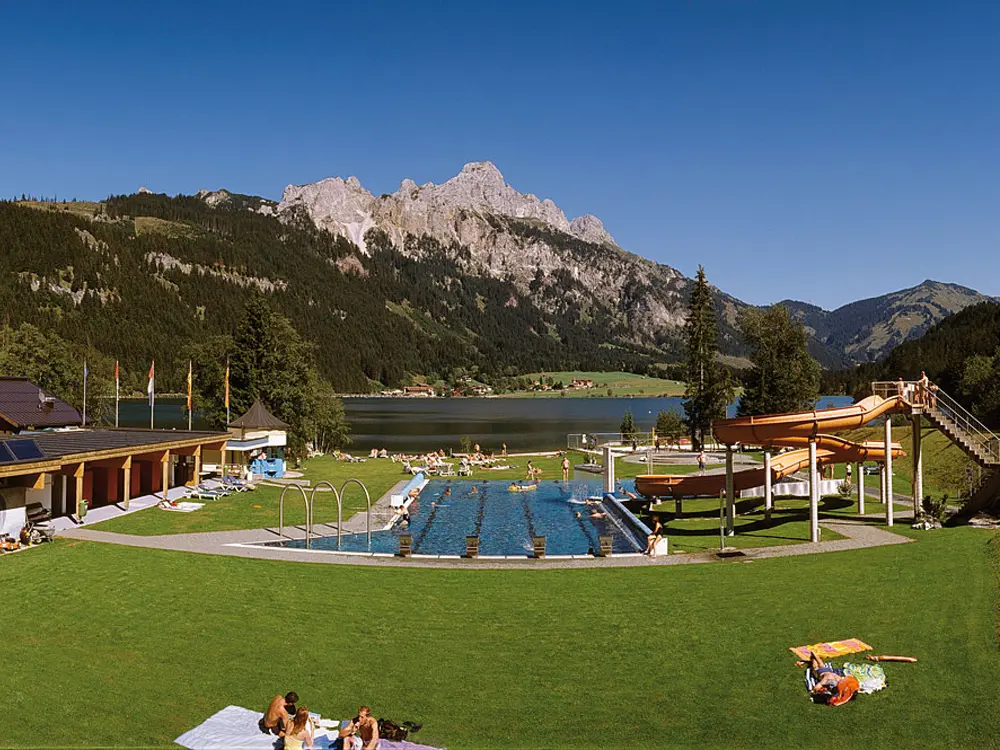 Blick auf das Freibad Haldensee mit Rutsche
