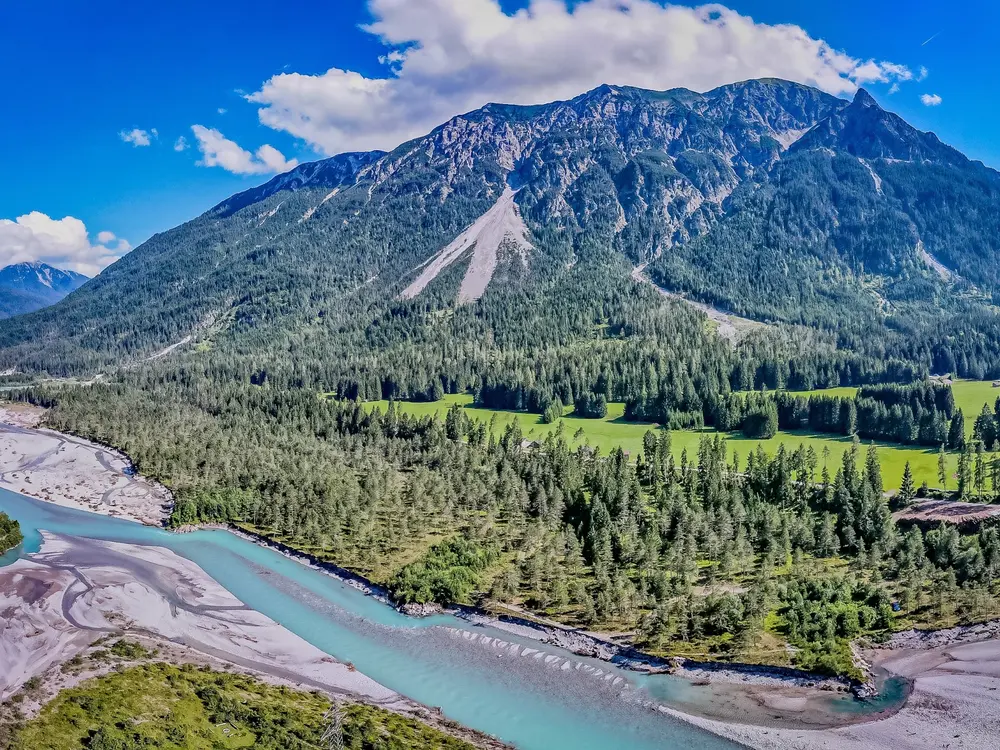 Seitlicher Blick über den Wildfluss in Höhe von Forchach