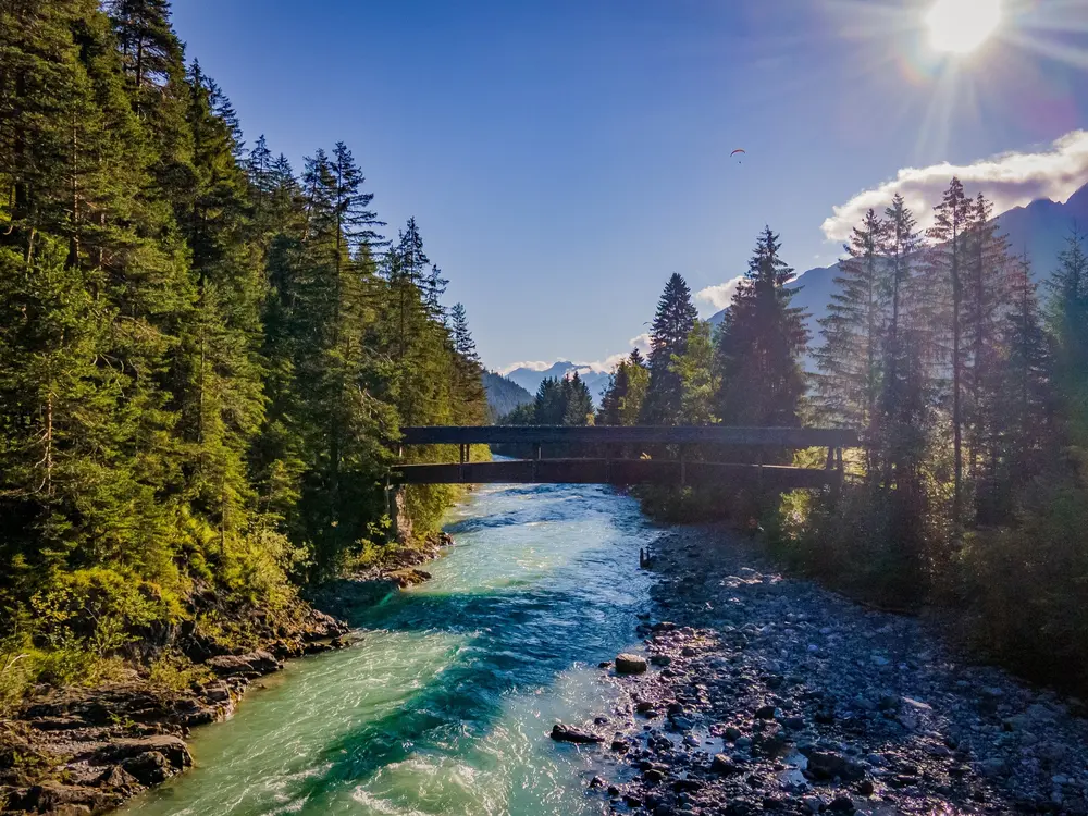 Traumblick auf den Wildfluss Lech über den Stocker Steg bei Stockach in Bach