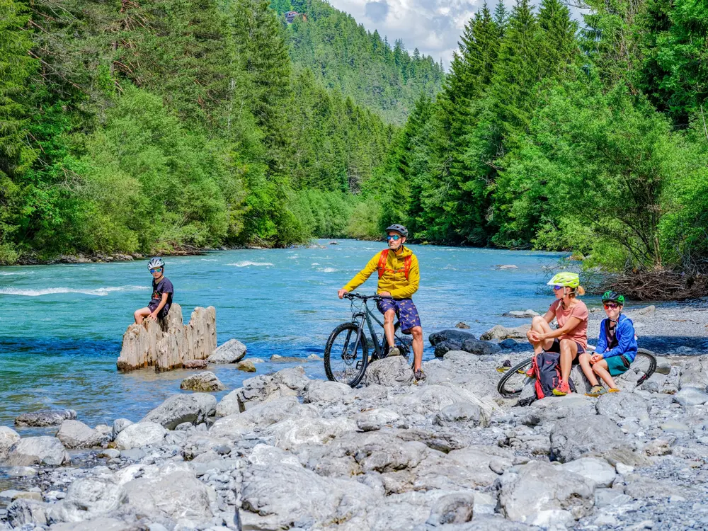 Mountainbiker machen Pause am Lech im Tiroler Lechtal