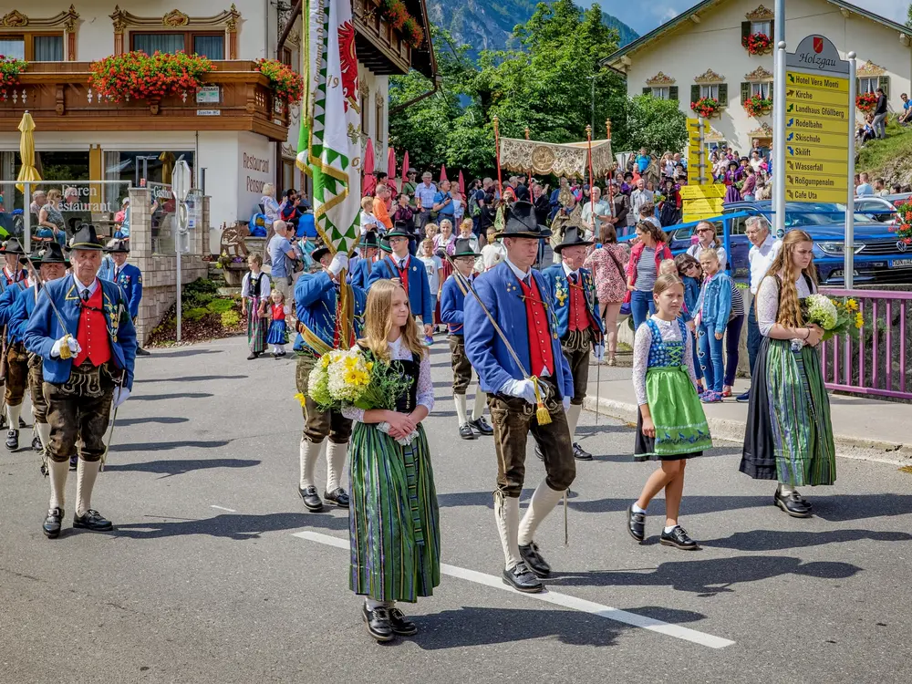 Sonniger Festzug der Schützenbrigade durch Holzgau
