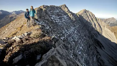 Wandern am Bergkamm Lermoos