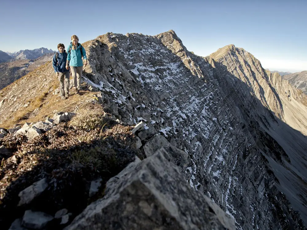 Wandern am Bergkamm Lermoos