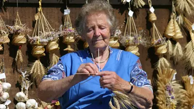 Eine Korbflechterin in der Region Neusiedler See