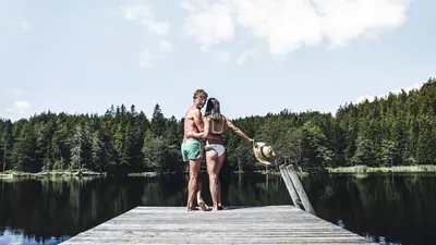 Paar auf einem Steg am See in Seefeld