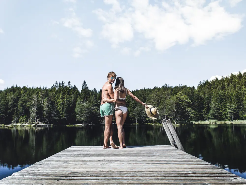 Paar auf einem Steg am See in Seefeld