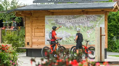 Biker beim Studieren einer Karte in Leutasch