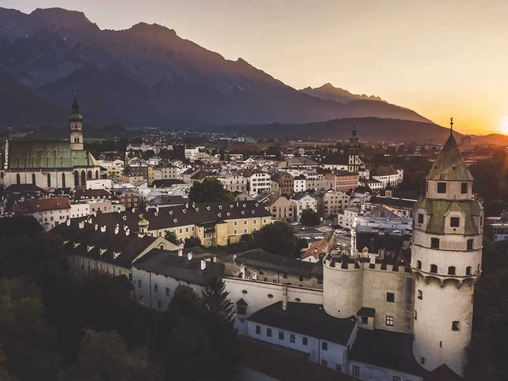 Sonnenaufgang über Hall in Tirol