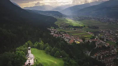 Blick auf den Romediwirt und die Kirche von Thaur