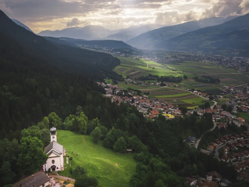 Blick auf den Romediwirt und die Kirche von Thaur