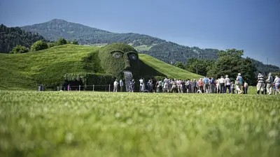 Der Wasser speiende Riese der Swarovski Kristallwelten