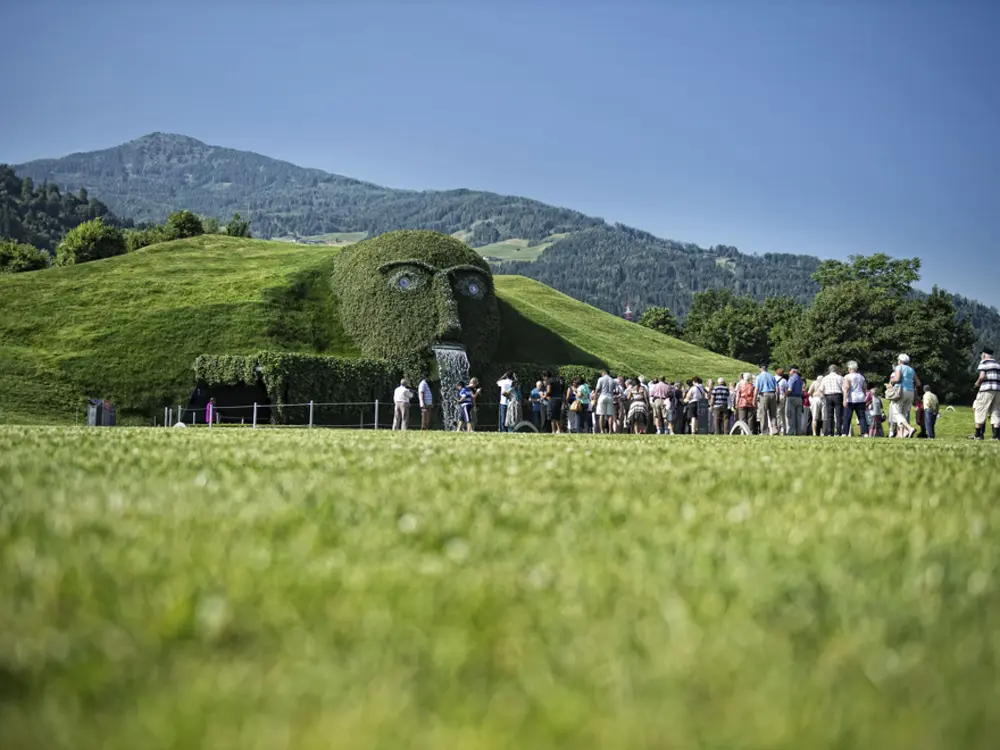 Der Wasser speiende Riese der Swarovski Kristallwelten
