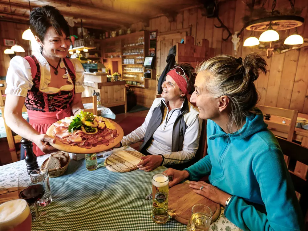 Wanderer bei einer Brotzeit auf der Tulfer Hütte