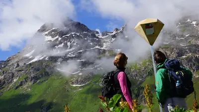 Wanderer auf der Bergkristallwanderung in der Wattener Lizum