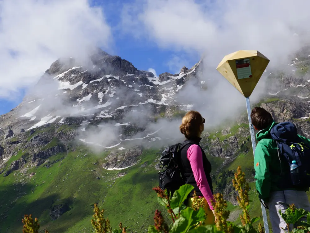 Wanderer auf der Bergkristallwanderung in der Wattener Lizum