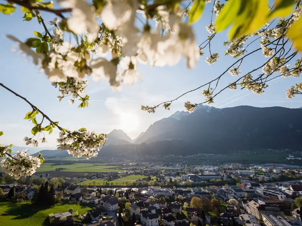 Blick auf Schwaz in der Silberregion Karwendel im Frühling