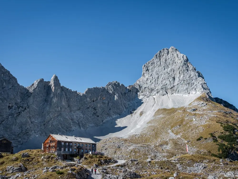 Lamsenjochhütte vor Bergpanorama in der Silberregion Karwendel