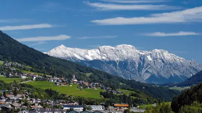 Blick auf Telfes mit der Nordkette im Hintergrund