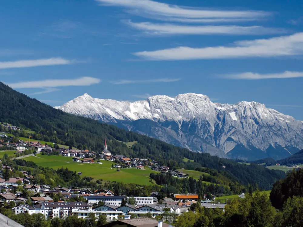 Blick auf Telfes mit der Nordkette im Hintergrund