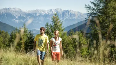 Wanderer in einer Wiese