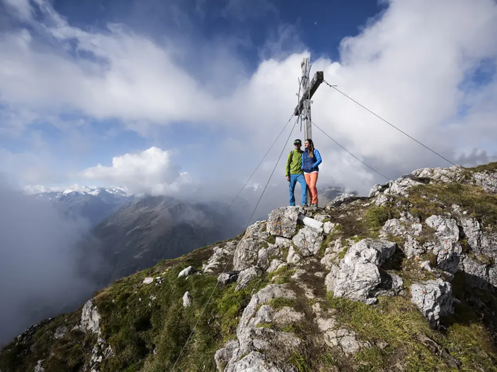 Paar am Gipfelkreuz