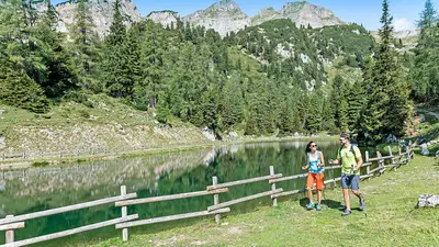 Paar beim Wandern an einem Bach im Rofangebirge