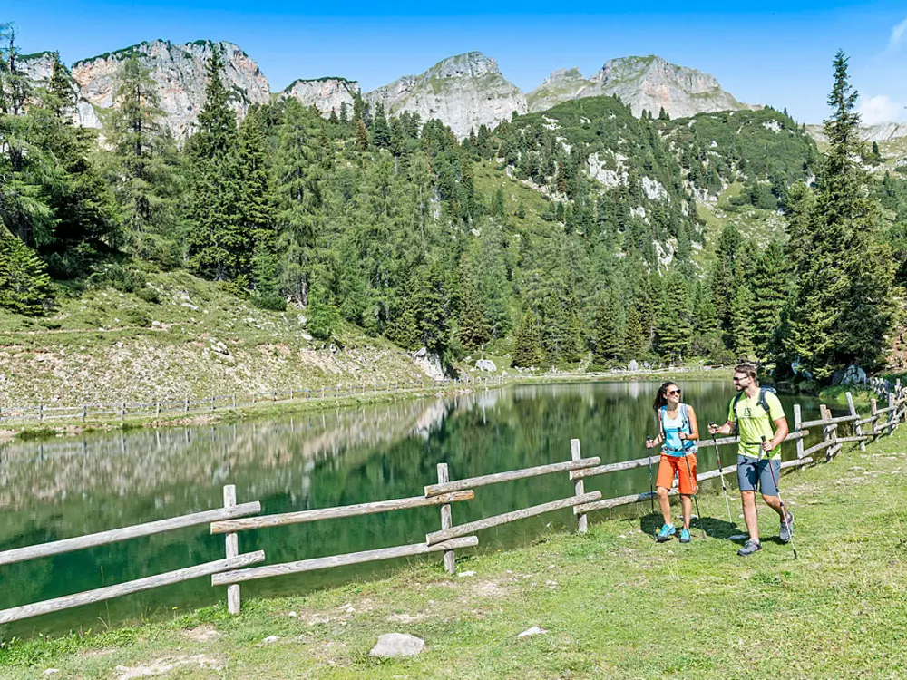 Paar beim Wandern an einem Bach im Rofangebirge