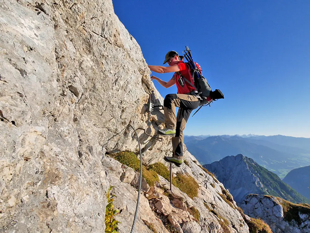 Kletterer am Klettersteig Haidachstellwand des 5-Gipfel-Klettersteigs im Rofangebirge