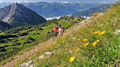 Paar beim Wandern auf dem Tiroler Adlerweg im Rofangebirge