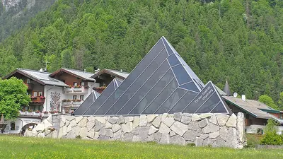 Blick auf die Glaspyramide des Tiroler Steinölmuseums auf dem Vitalberg Pertisau