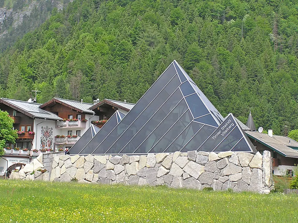 Blick auf die Glaspyramide des Tiroler Steinölmuseums auf dem Vitalberg Pertisau