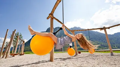 Mädchen auf dem Spielplatz der Freizeitanlage Atoll in Maurach-Eben