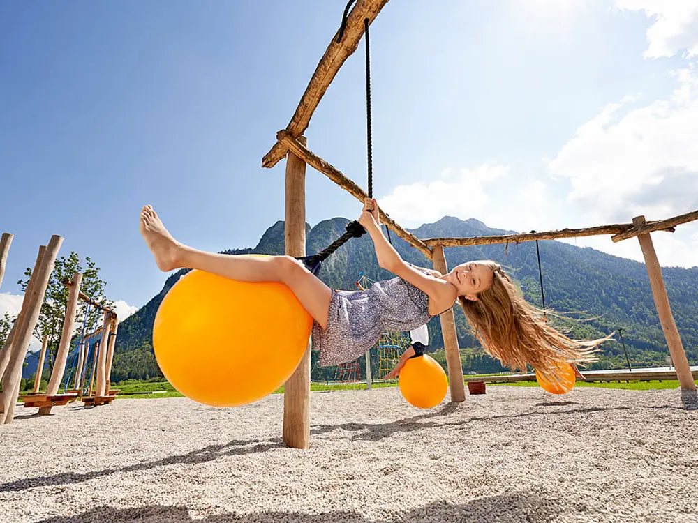 Mädchen auf dem Spielplatz der Freizeitanlage Atoll in Maurach-Eben