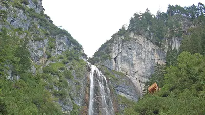 Blick von unten auf die Aussichtsplattform und den Dalfazer Wasserfall bei Maurach-Eben