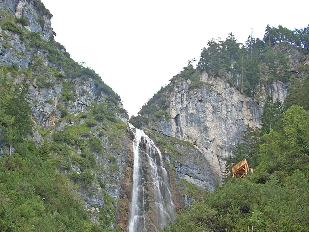 Blick von unten auf die Aussichtsplattform und den Dalfazer Wasserfall bei Maurach-Eben
