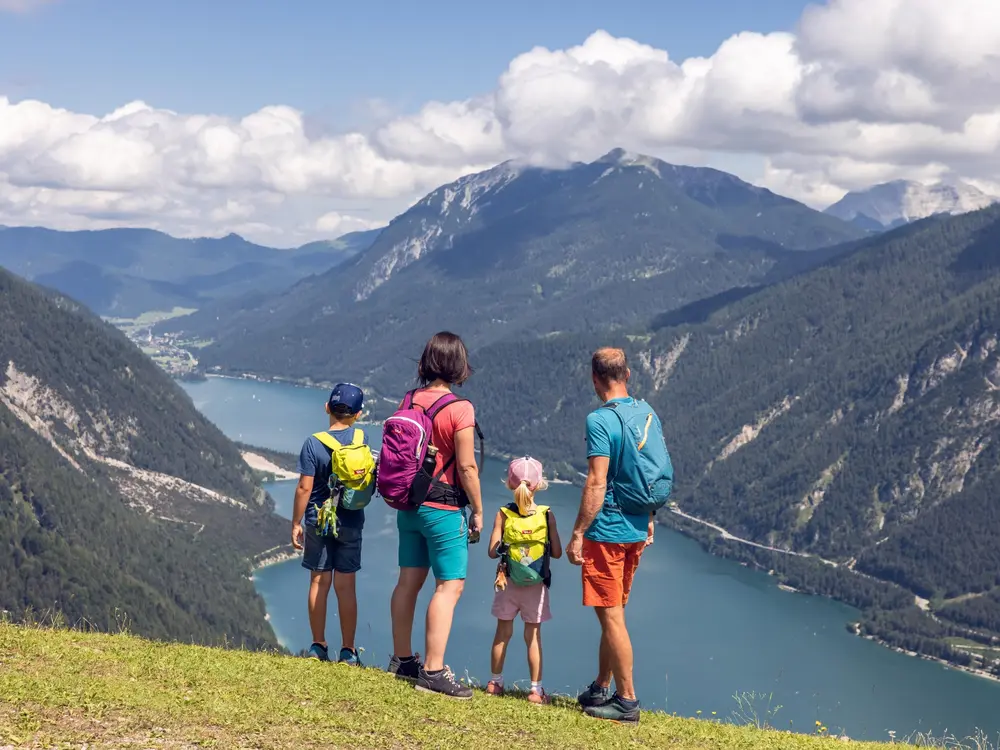 Sommerzeit ist Familienzeit - Die Landschaft am Zwölferkopf im Karwendelgebirge lädt zu einem Familienausflug ein.