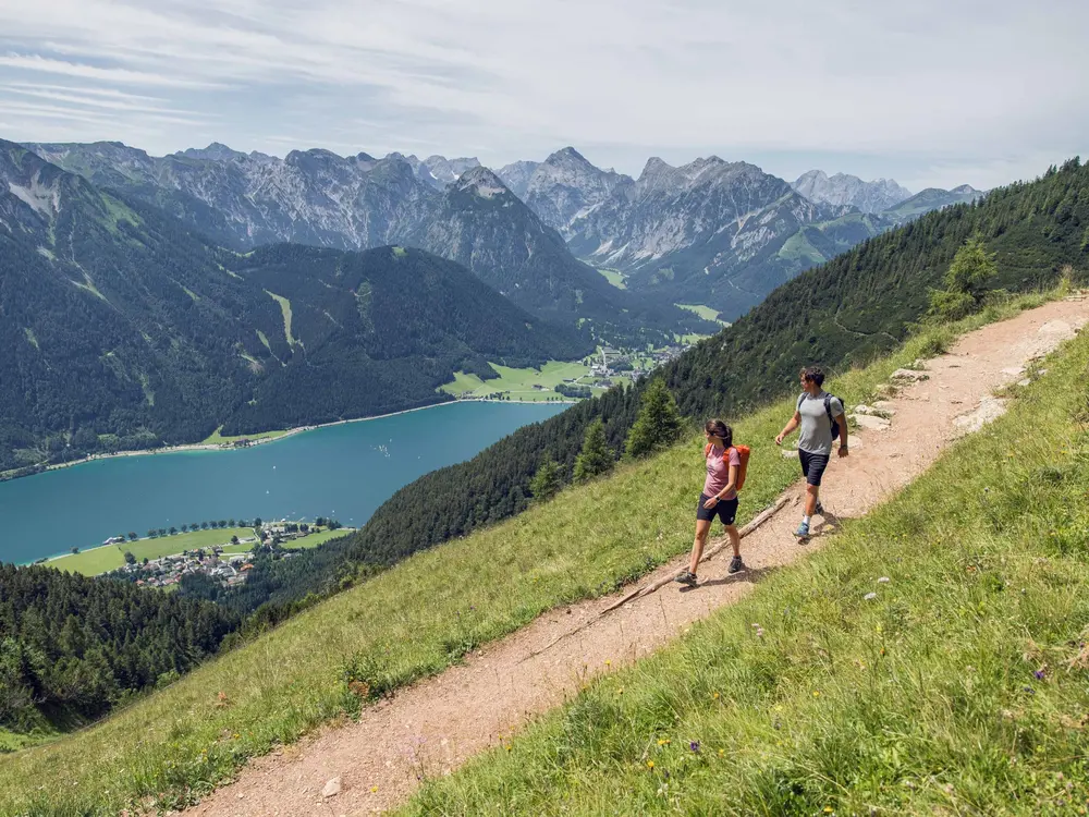Wanderer mit Blick auf den Achensee