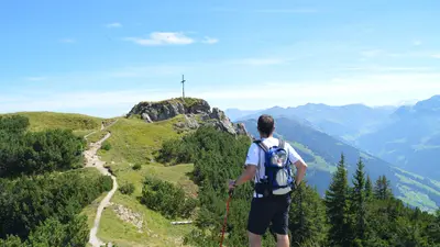 Wanderer auf dem Weg zur Gratlspitz