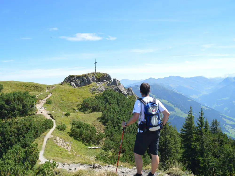 Wanderer auf dem Weg zur Gratlspitz