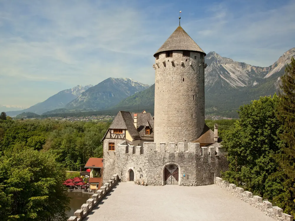 Schloss Matzen in Reith mit Bergpanorama