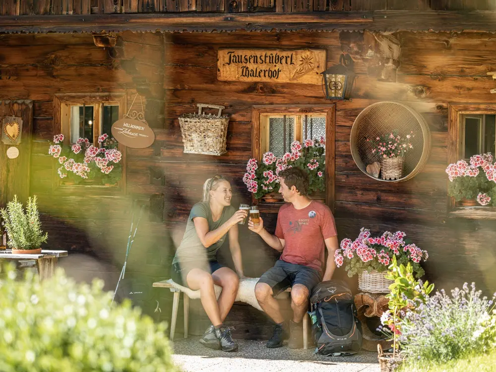 Der Oberthalerhof in Alpbach ist eine urige Jausenstation mit alter Bauernstube sowie Blick auf das Wiedersbergerhorn und Schatzberg mit sonniger Terrasse